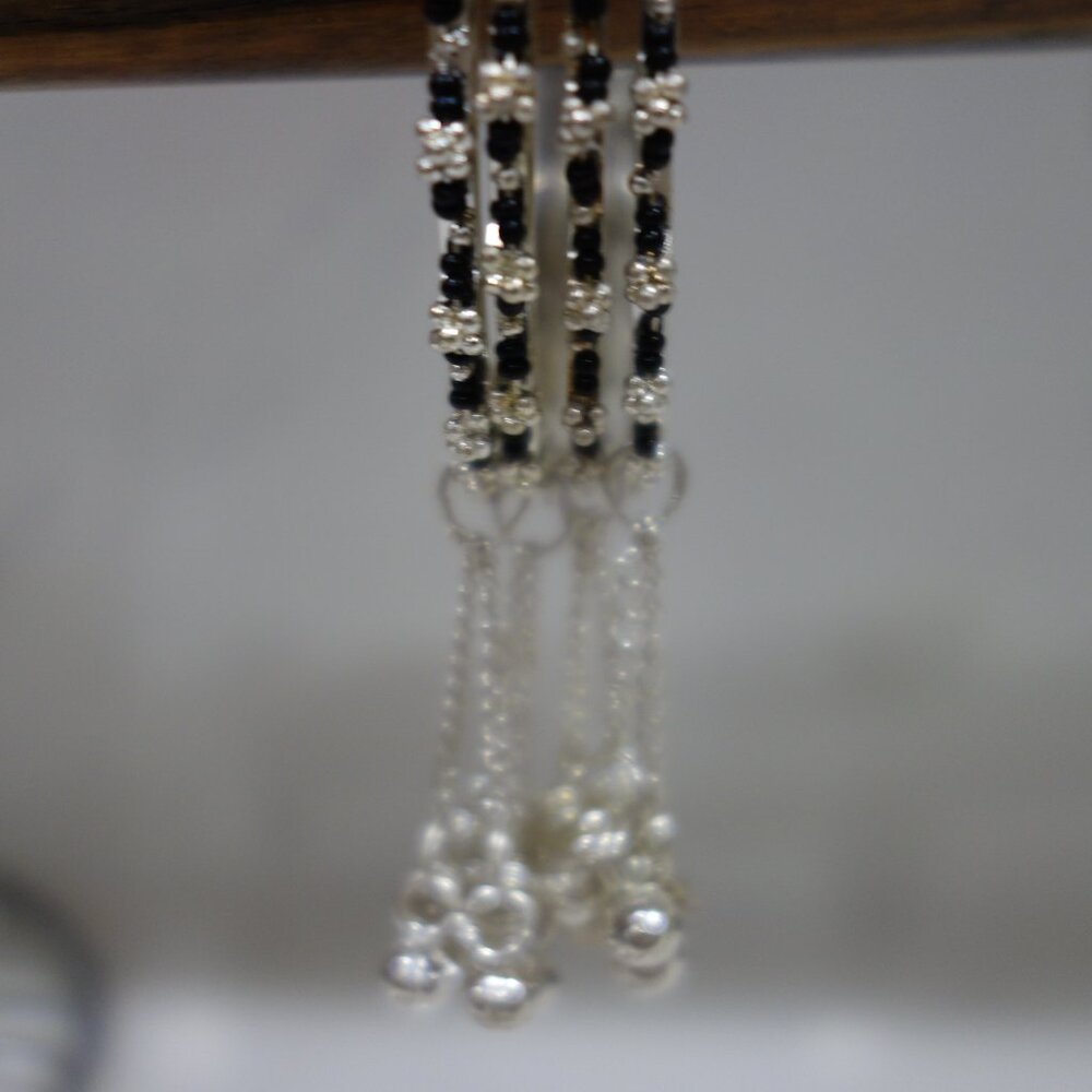 Beautiful 4 Bracelet Diameter 2.5" White Metal & Black Color Beads Vintage - Picture 14 of 16